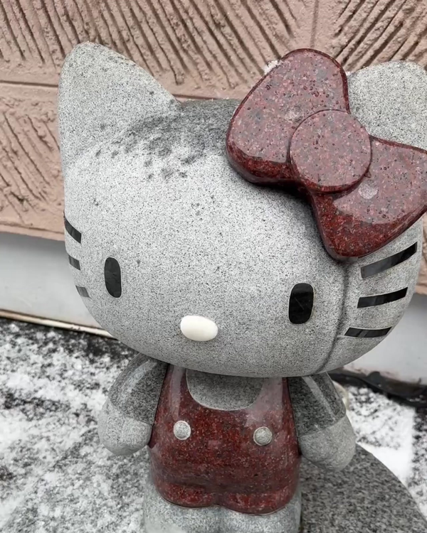 小樽の雪と、雪の中のハローキティ