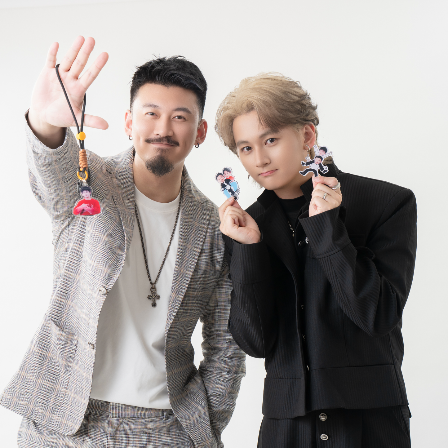 アクリルチャーム付きハンドストラップ｜Hand strap with acrylic charm 《WANG YIZHOU＆JI LI FAN MEETING IN TOKYO》